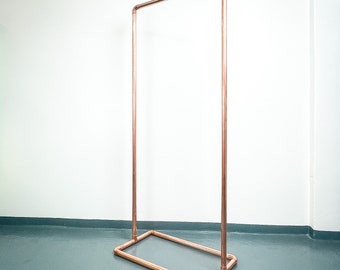 Staande koperen kledingrek in industrieel design, kapstok van koperen buis zonder boren, minimalistische kapstok van koper