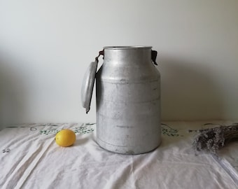 Vintage mjölkburk i aluminium 10 liter med lock och rustika lås – perfekt för användning eller dekoration