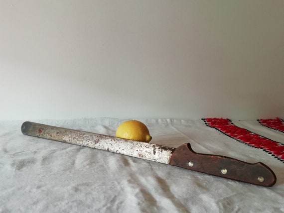 Arrugginito grande vecchio coltello da macellaio con manico in legno,  mannaia vintage, antico tritatutto primitivo, oggetti di scena per foto di  cibo, arredamento da cucina di campagna -  Italia