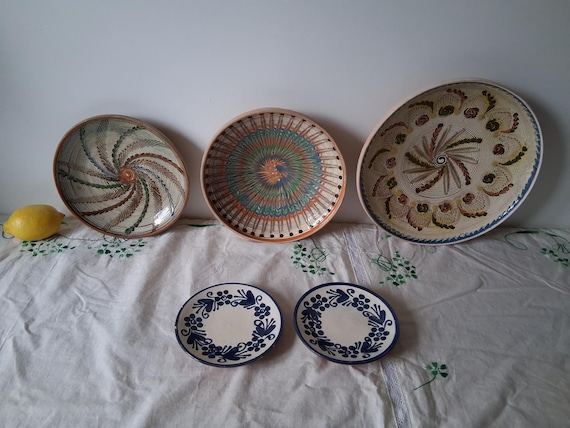 Antike Tonteller, handgefertigte Vintage-Keramikteller, rustikale, primitive rumänische Terrakotta-Keramik, alte Teller aus Siebenbürgen