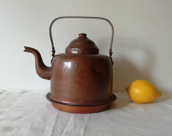 Théière à café ancienne en cuivre : décoration rustique, fonctionnelle et vintage. Bouilloire à thé rustique pour une utilisation ou un accessoire photo alimentaire