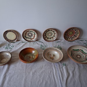 Bols anciens en terre cuite, assiettes rustiques en céramique émaillée, pots ruraux en argile cuite, vieux récipients en céramique pour la décoration
