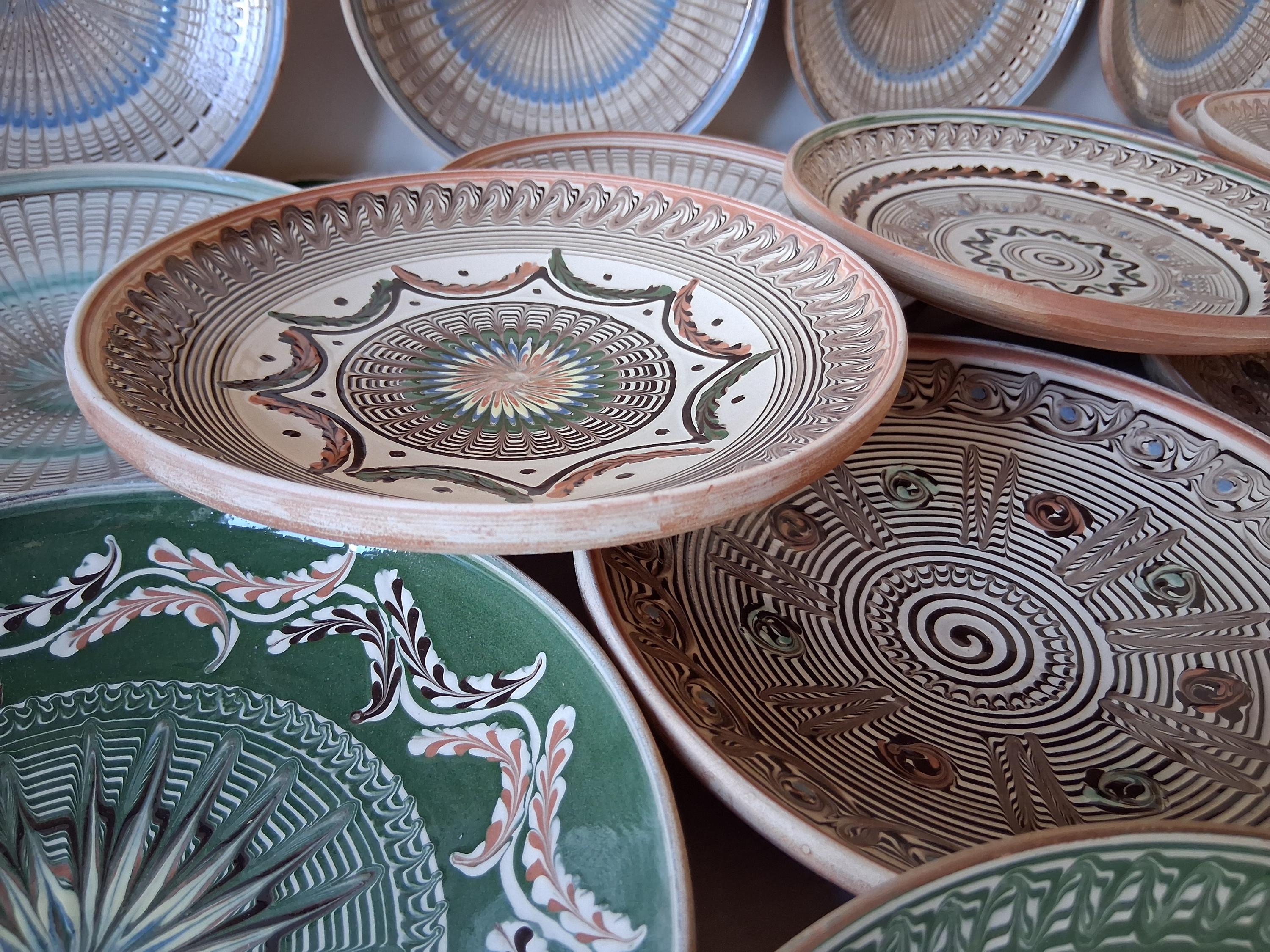 手作りの粘土皿、ヴィンテージの伝統的なルーマニアの壁掛け装飾。農家