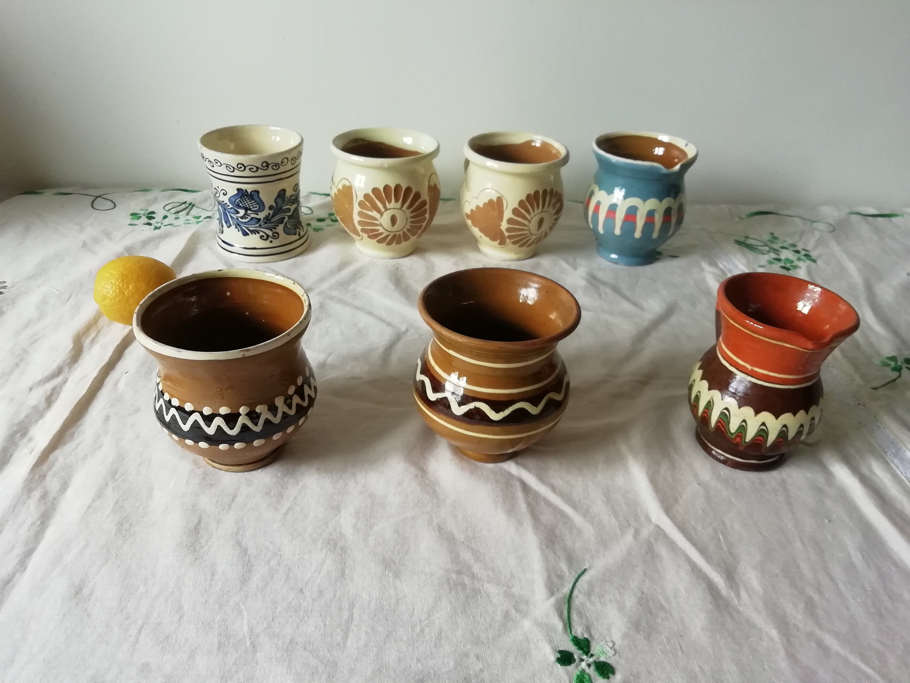 Tazza da caffè in ceramica rustica fatta a mano in studio, stile rustico, marrone e beige. - Italia
