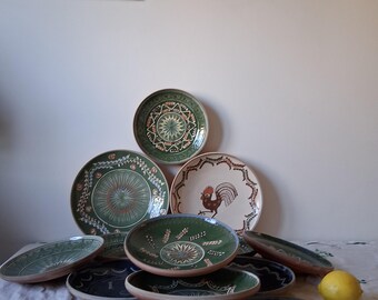 ヴィンテージの手作り陶器プレート、素朴な粘土のルーマニア陶器