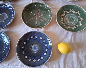 ヴィンテージの手作り陶器プレート、素朴な粘土のルーマニア陶器