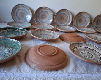 手作りの粘土皿、ヴィンテージの伝統的なルーマニアの壁掛け装飾。農家
