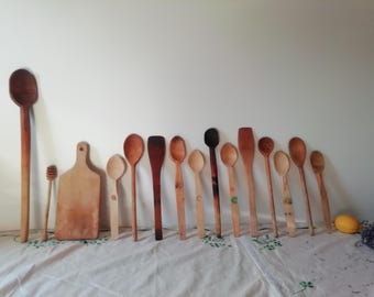 Vintage köksredskap i trä, set med 15: primitiva träspatel, skedar, skärbräda, blandredskap - rustik lantlig köksinredning