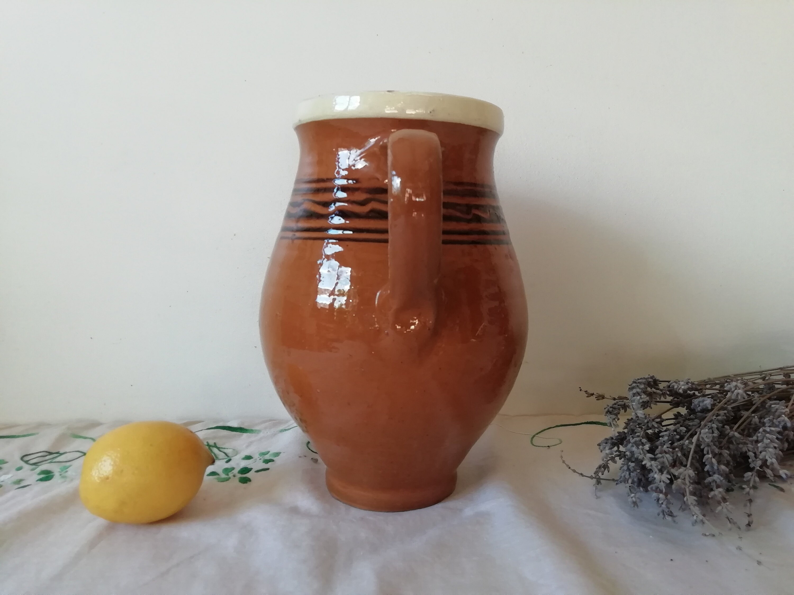 茶色の陶器の原始的な容器の水差し、アンティークの陶器のポット