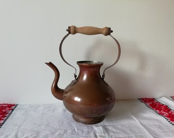 Théière en cuivre antique avec manche en bois, bouilloire à thé rustique, vase de fleurs en métal vintage, décoration primitive