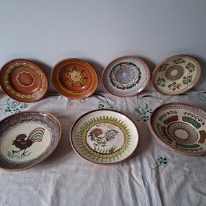 Piatti tradizionali rumeni fatti a mano in argilla, decorazioni da parete, ciotole contadine popolari d'epoca, ceramiche rustiche in terracotta