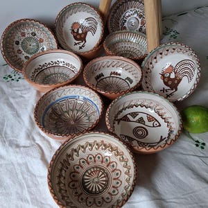 Ciotole tradizionali rumene d'epoca in argilla fatte a mano per uso o decorazione, ciotole in ceramica Horezu da 6,7'', terracotta rustica