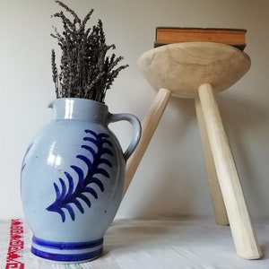 Antieke Franse geglazuurde steengoedkan 10,6'' hoog, primitieve, rustieke keramische bloemenvaas, landelijk blauw met marineblauwe kruik volkspot