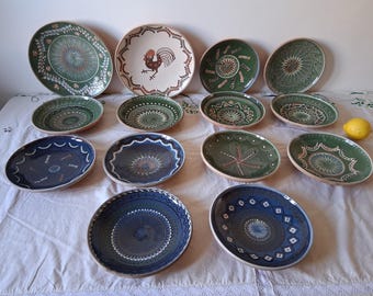 ヴィンテージの手作り陶器プレート、素朴な粘土のルーマニア陶器