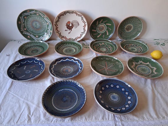 ヴィンテージの手作り陶器プレート、素朴な粘土のルーマニア陶器