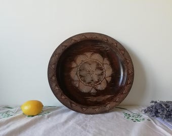 Vintage 1960er rundes Holztablett mit Gravur - Braun & Beige, dekoratives Serviertablett aus der Mitte des Jahrhunderts 12,6 Zoll für das Herzstück der Wohnkultur