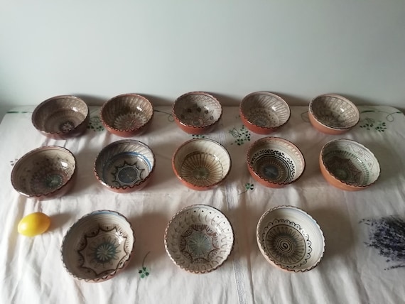 ヴィンテージの伝統的なルーマニアの手作り粘土ボウル。使用または装飾