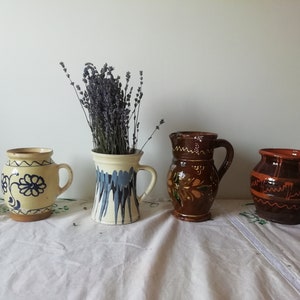 Jarras de granjero antiguas, grandes jarras de leche de cerámica, vasijas primitivas populares pintadas a mano, cerámica rústica de terracota, casa de campo