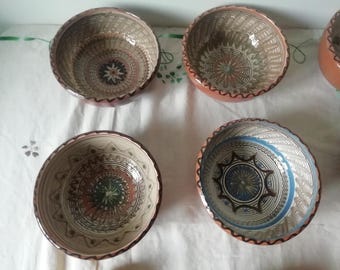 ヴィンテージの伝統的なルーマニアの手作り粘土ボウル。使用