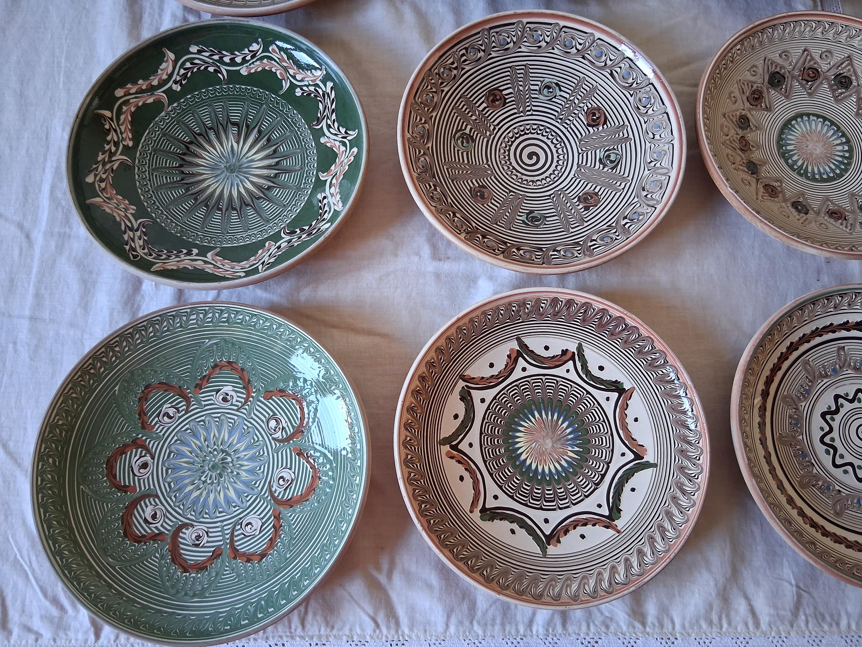 手作りの粘土皿、ヴィンテージの伝統的なルーマニアの壁掛け装飾。農家