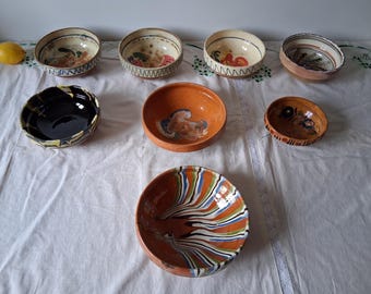 Antiche ciotole in argilla primitiva, piatti in ceramica vintage fatti a mano, ceramiche rustiche in terracotta, oggetti di scena per foto di cibo