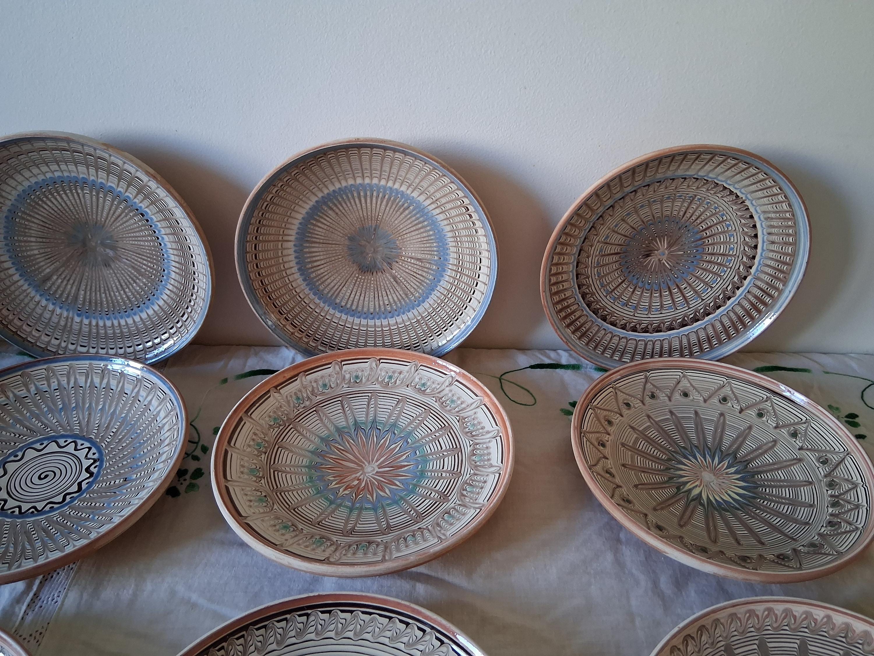 手作りの粘土皿、ヴィンテージの伝統的なルーマニアの壁掛け装飾。農家