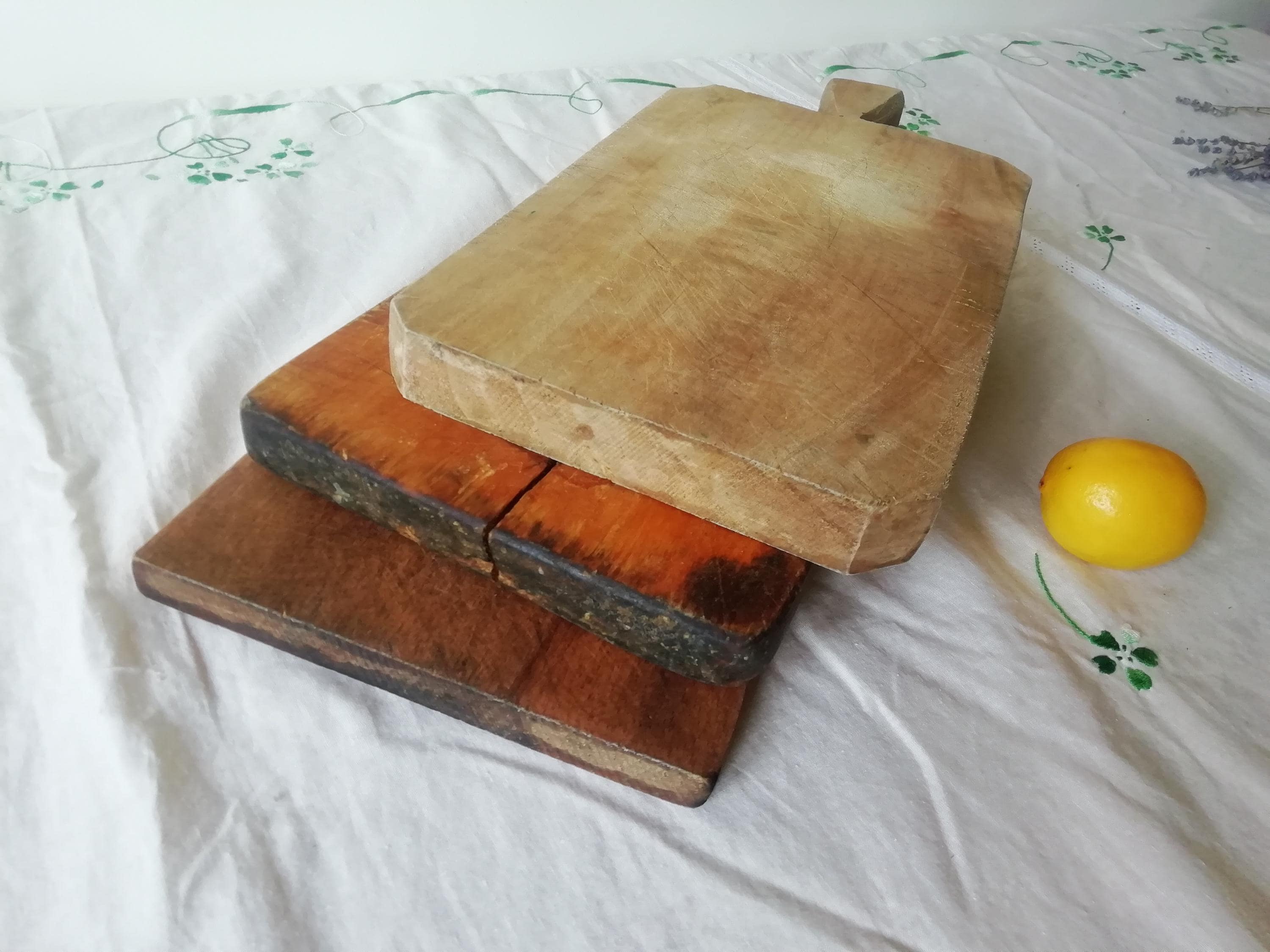 原始的なまな板、アンティークのカッティングボード、ヴィンテージの