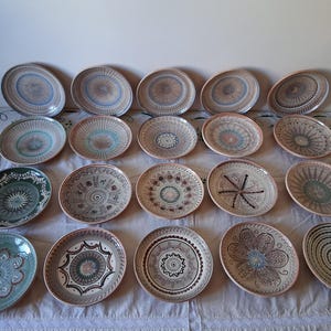 Piatti di argilla fatti a mano, decorazioni da parete tradizionali rumene vintage. Ciotole contadine in stile rustico. Arte della ceramica in terracotta #Rustico
