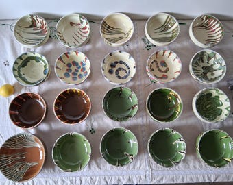 Antiche ciotole in argilla primitiva, piatti in ceramica vintage fatti a mano, ceramiche rustiche in terracotta, oggetti di scena per foto di cibo