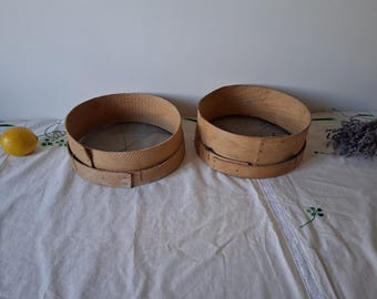 Stare drewniane sito, drewniany przesiewacz do zboża, wiejski przesiewacz do mąki, okrągłe sito z giętego drewna, stare sito wiejskie, rustykalny wystrój w stylu pierwotnym