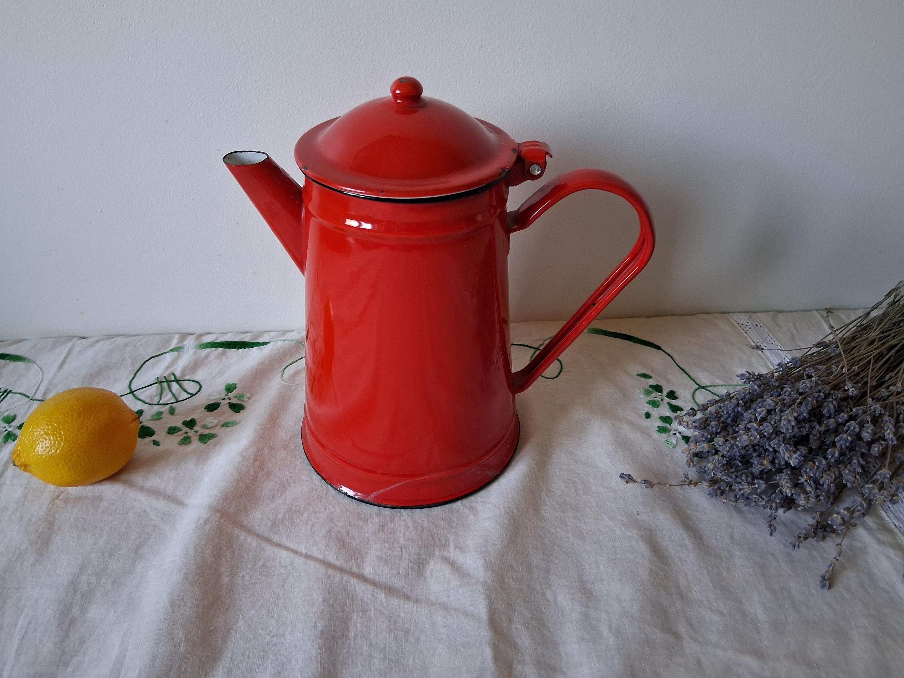 アンティーク　ポット　水差し アンティークの赤いエナメル製の水差し、蓋付きの古いピッチャー