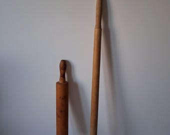 Grote vintage houten deegrollers - rustiek keukengerei voor gebruik of rekwisieten voor voedselfotografie - boerderijkeuken
