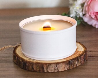 Afrodite Innamorata: Rose and Vanilla scented candle in soy wax. Recycled 70gr can