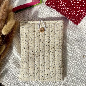 Gevoerde boeken- of e-readerhoes in beige, rode of groene bloemenstof, pocket- of paperbackformaat, cadeau-idee, boekbeschermer, Kindle-hoes