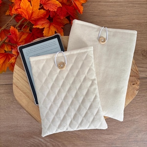 Padded book or e-reader pouch in cotton fabric, pocket or paperback format, gift idea, book protector, Kindle case