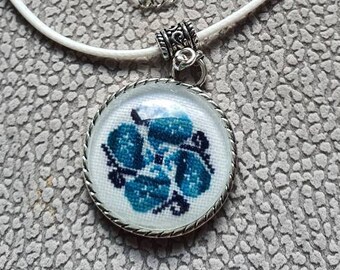 Horse pendant in fine embroidery under cabochon with adjustable leather lace.