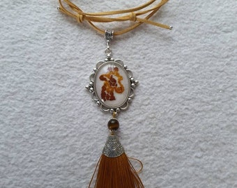 Horse pendant in fine embroidery under cabochon with adjustable leather lace.