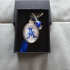 Blue customizable key ring or bag jewel with embroidered monogram with Lucy&#39;s eye porcelain bead and Tibetan silver bicycle charm