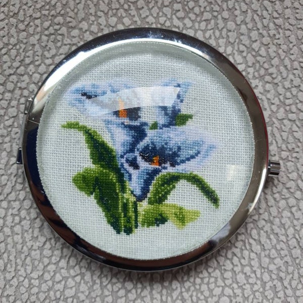 Miroirs de poche métal argenté. Arum en broderie fine sous cabochon verre. Miroir de sac.