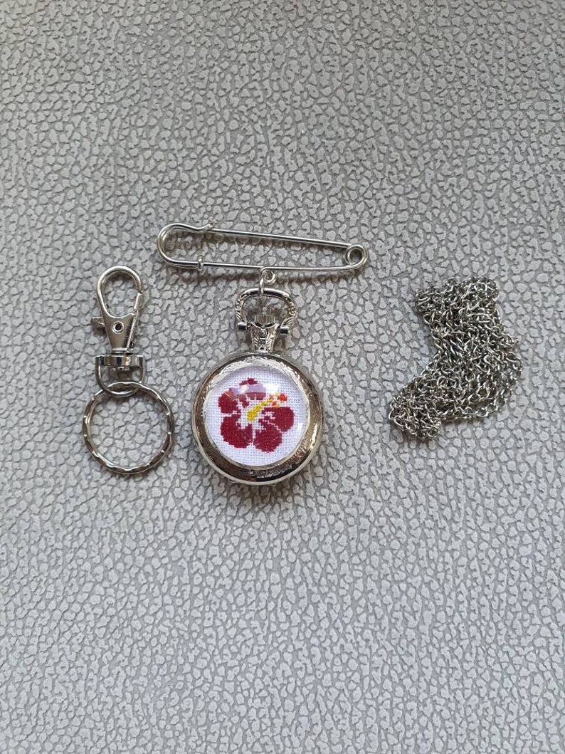 Montre à quartz argentée à gousset ou poche. Hibiscus brodé à porter en collier ou accrochée à une poche ou en porte clés image 2