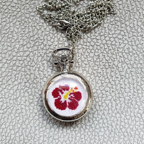 Montre à quartz argentée à gousset ou poche. Hibiscus  brodé à porter en collier ou accrochée à une poche ou en porte clés