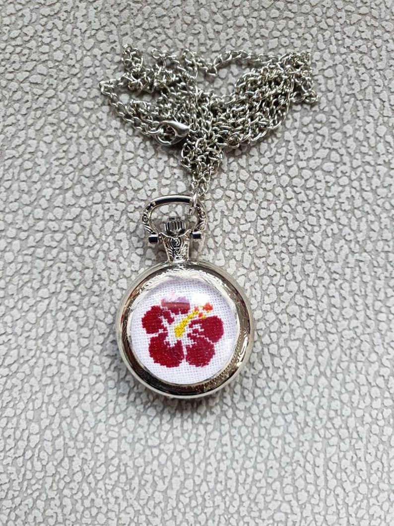 Montre à quartz argentée à gousset ou poche. Hibiscus brodé à porter en collier ou accrochée à une poche ou en porte clés image 1