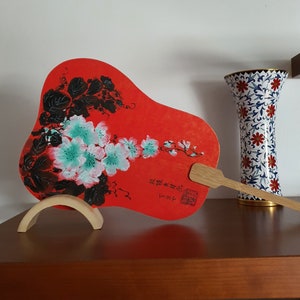 Abanico japonés rojo en pintura china con tinta china. Pintor de arte chino 罗耐心 Luō Nàixīn. Trabajo numerado