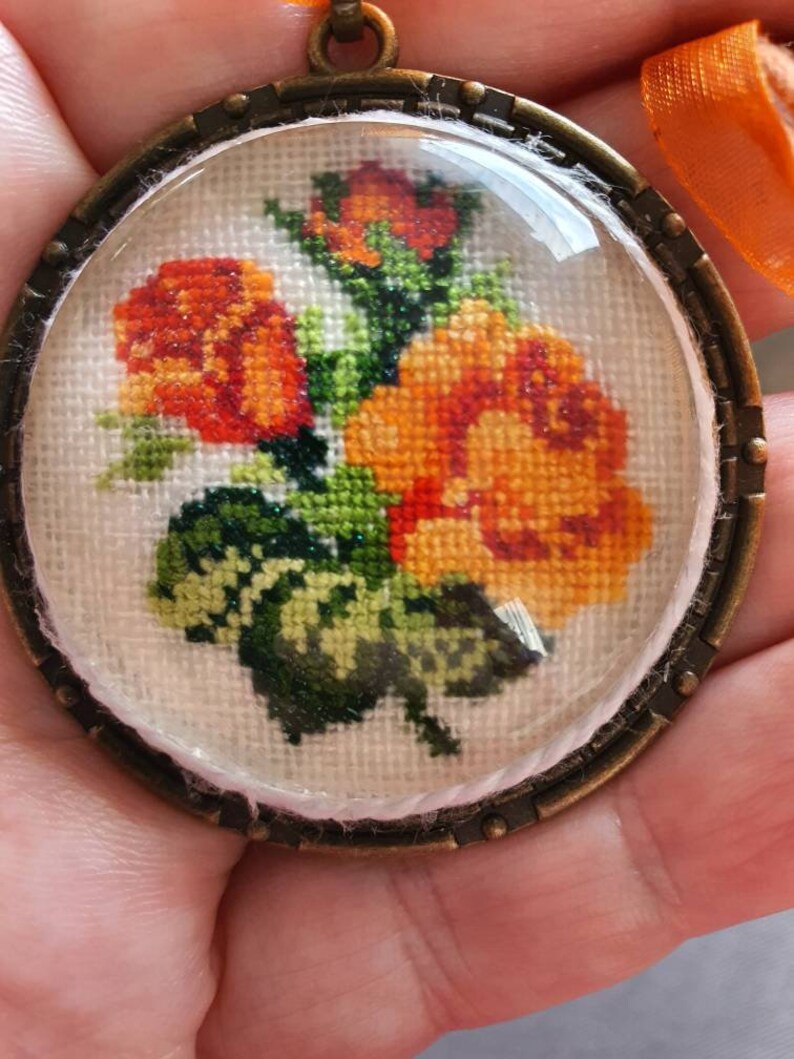 Fleurs des roses orange en broderie fine sous cabochon Pendentif de couleur bronze Collier r\u00e9glable.