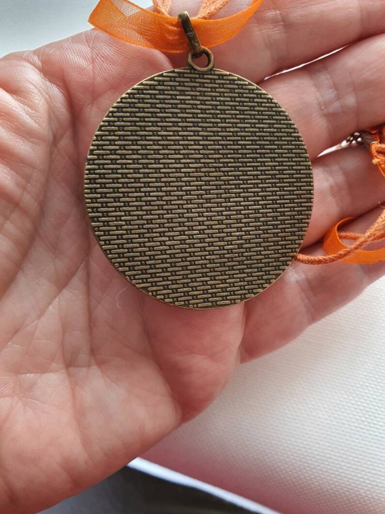 Fleurs des roses orange en broderie fine sous cabochon Pendentif de couleur bronze Collier r\u00e9glable.