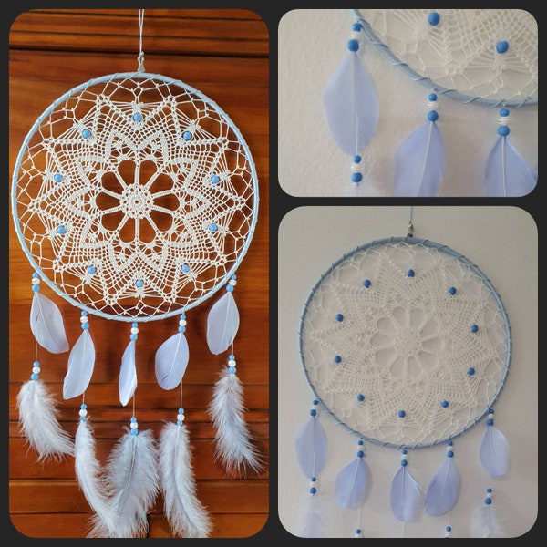 Attrape rêves bleu tendre et blanc mandala dentelle. Perles  blanches et bleues. Plumes naturelles d'oie bleues.