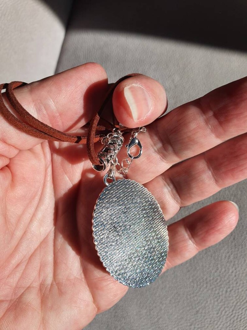 Horse pendant in fine embroidery under cabochon with adjustable leather lace.