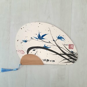 Eventail à main. Orchidées et calligraphie en peinture chinoise sur papier. Peintre 罗耐心  Luō Nàixīn Œuvre unique numérotée. Carte voeux