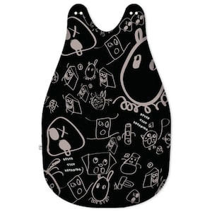 Dibujo artístico de criaturas negras adorables en un saco de dormir para bebé niño y niña. Regalo para recién nacido. Se puede añadir el nombre del bebé. Envío rápido y gratuito.