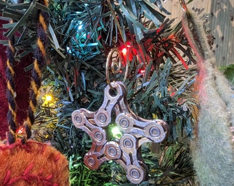 Adornos navideños hechos con cadenas de bicicleta recicladas